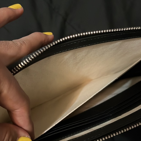 Brand new Gucci clutch with inside card slots and comes with attached holder - Picture 4 of 6